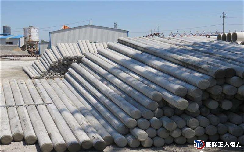 水泥電線桿的模具是兩個(gè)半模合成的，在制造電線桿時(shí)需要一定的離心力