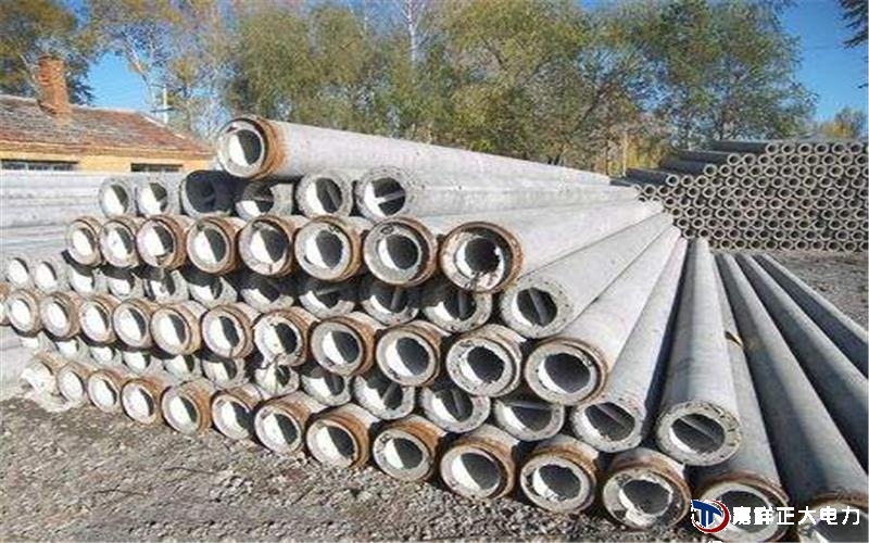 12米電線桿架設(shè)應(yīng)滿足凈距要求，在跨越主要公路纜路間凈距應(yīng)不小于5.5m