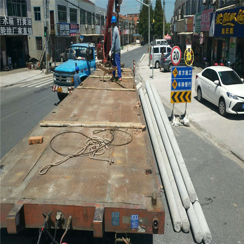 發往上海12米國標水泥路燈桿順利到達