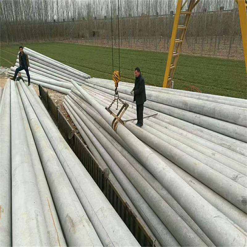 高速公路上的避雷水泥電線桿